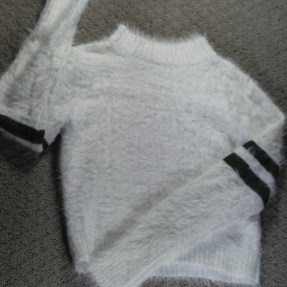 Furry White Crop Top Size M Sweater NWOT - Picture 1 of 2